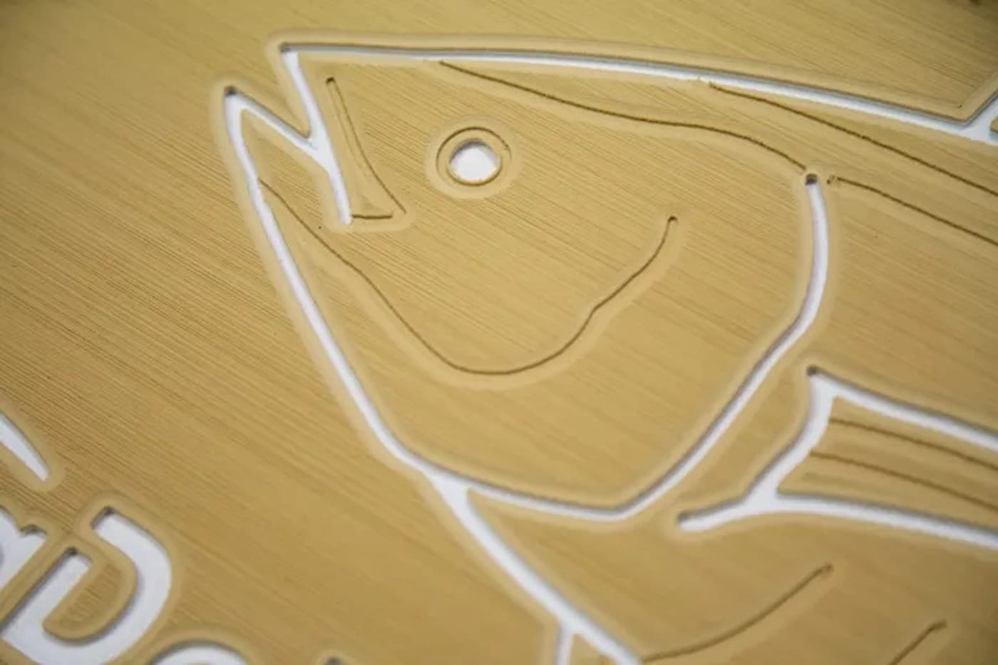 LOGO FRESATO CON INCISIONE
